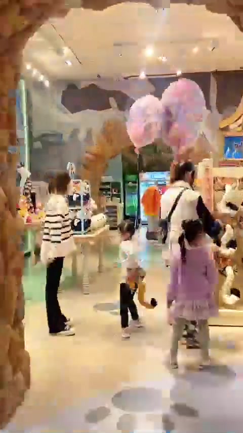企鹅酒店必逛礼品店！小朋友超爱的公仔等你来抱