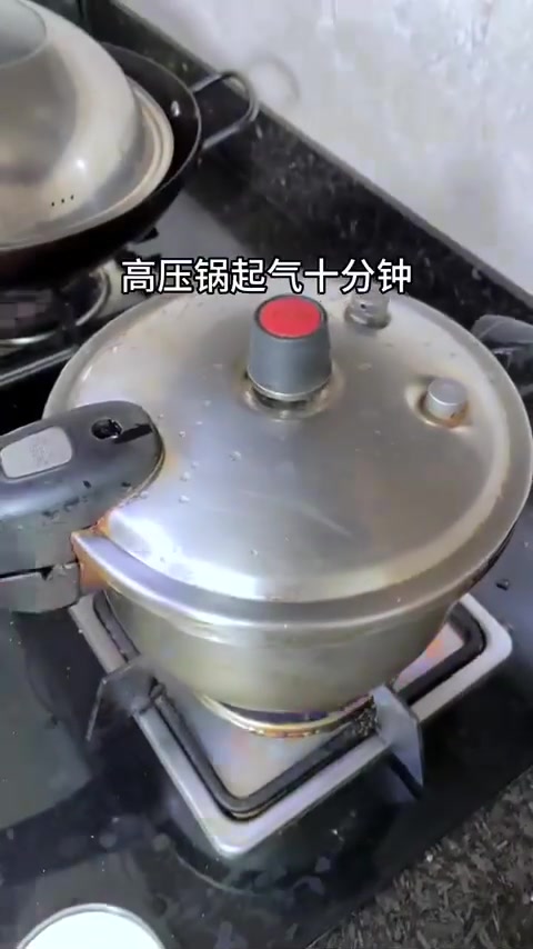 酸菜猪杂煲酸爽开胃，处理肠类偏麻烦！