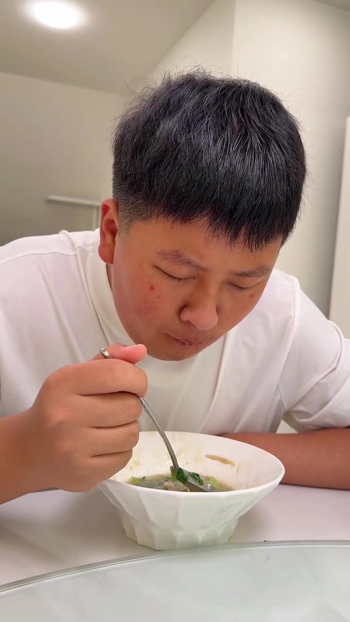今天的「鸡蛋泡泡饼」和「泡泡饼小披萨」应该可以列入你们的早餐菜单#早餐#鸡蛋饼#记录真实生