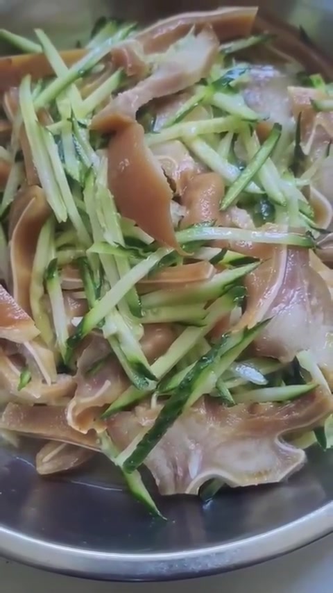 凉拌猪耳朵配黄瓜丝,爽脆开胃