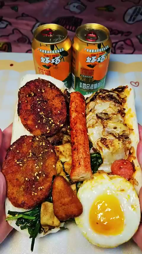 超大馒头夹炸串、鸡排、鸡柳,配冰镇小饮料