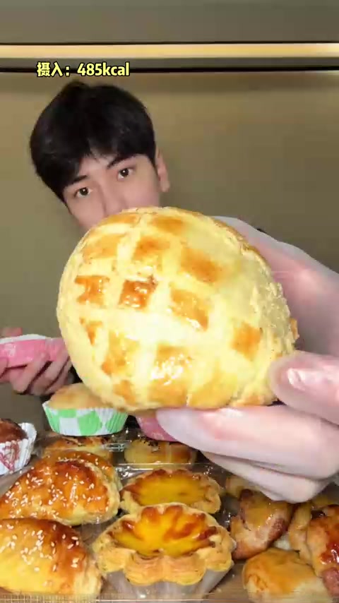 4600大卡吃榴莲菠萝包抹茶菠萝包香芋菠萝包老婆饼