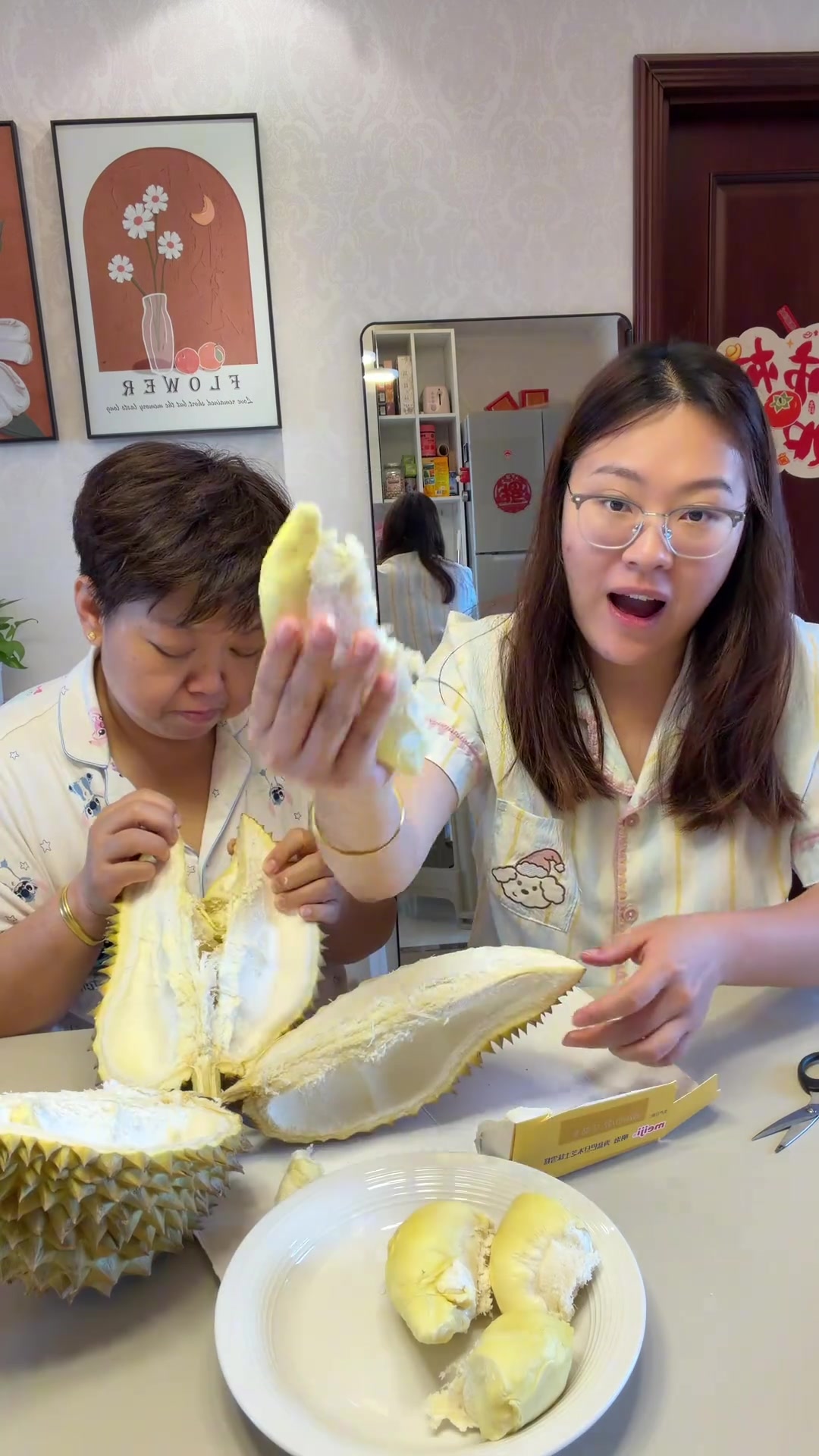 和婆婆沉浸式拆山姆榴莲盲盒