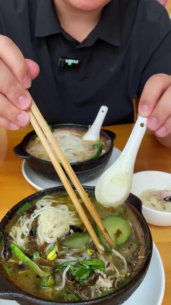 吃遍重庆100家米线店，第90家两江新区一勃砂锅