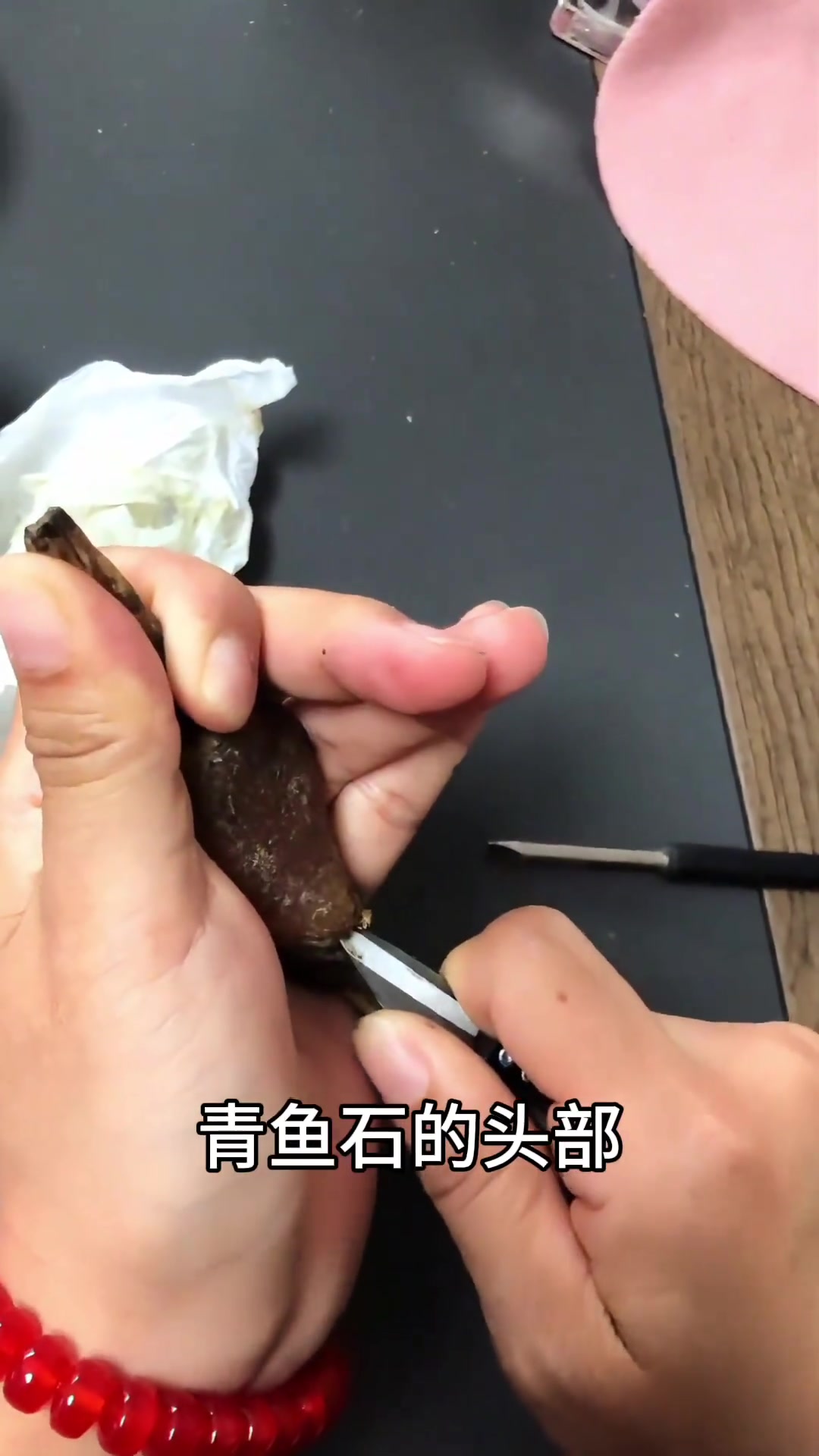 安徽合肥网友寄来加工带骨青鱼石,青鱼石吊坠活玉