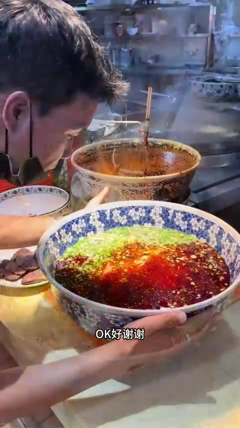 兰州人的一天从一碗超大碗牛肉面开始