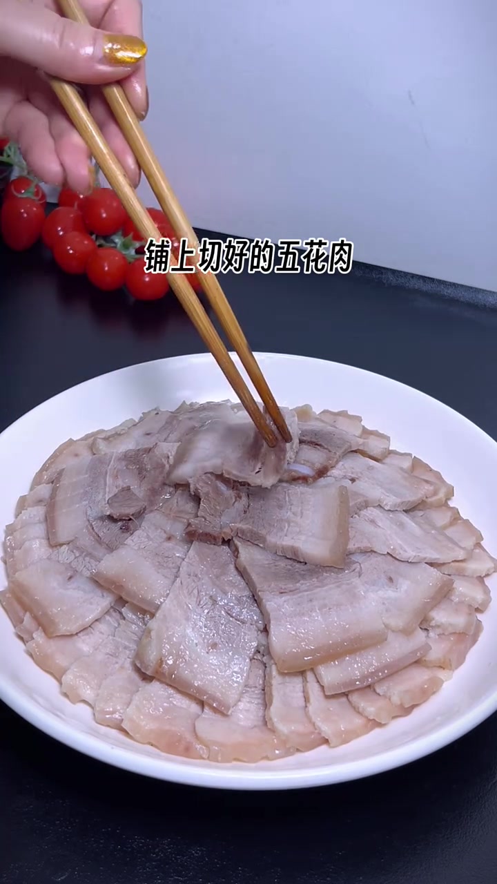 五花肉这样做麻辣鲜香 肥而不腻 一口下去直接香迷糊了 #蒜泥白肉 #五花肉怎么做好吃 #味