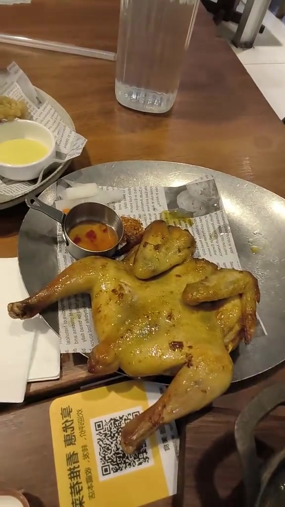 餐厅品尝意面沙拉牛排烤鸡等美食