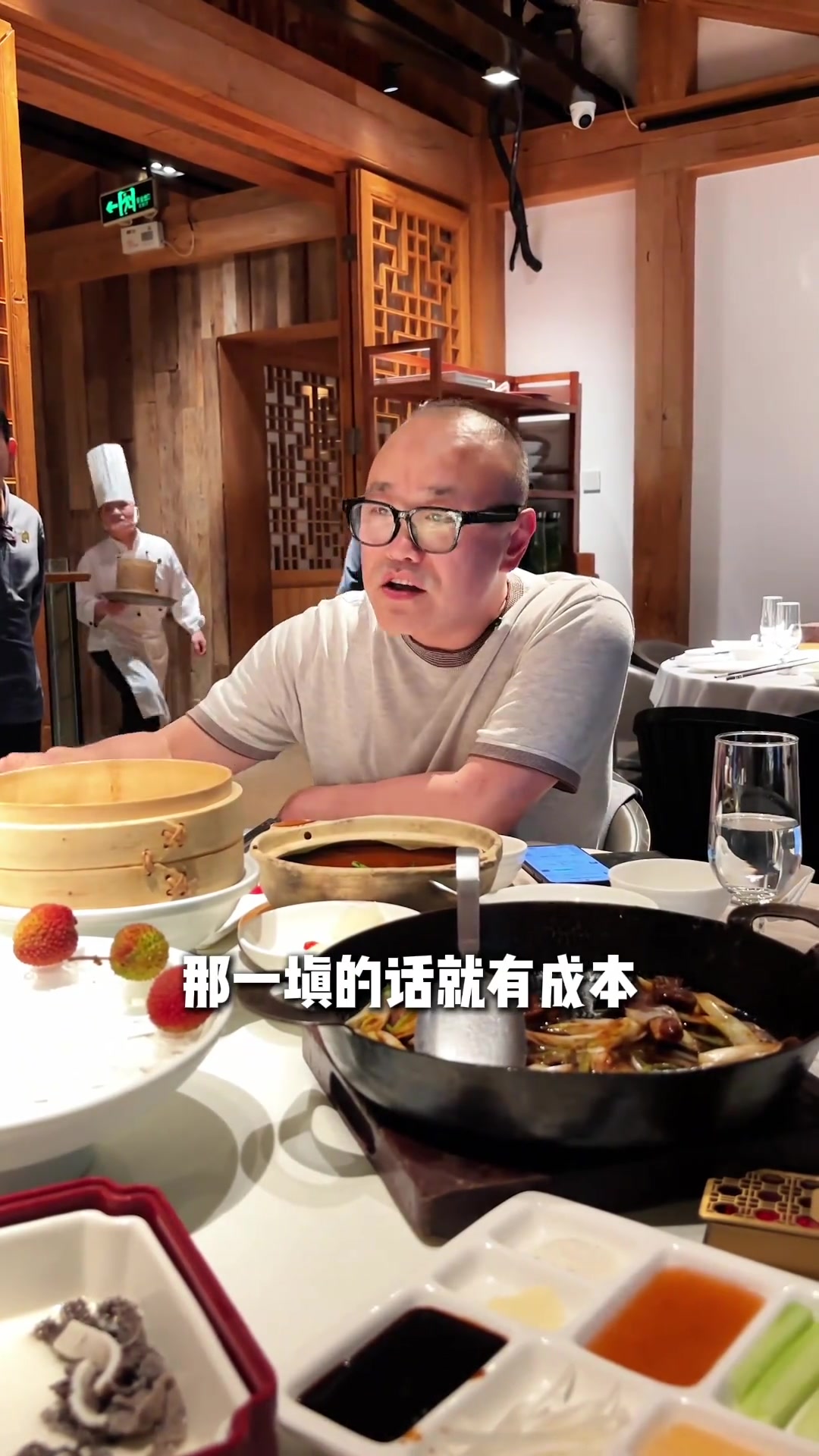 来北京当然要吃北京烤鸭。30一只的鸭子和200一只的鸭子到底有什么区别？#鲁菜 #鲁菜老炮