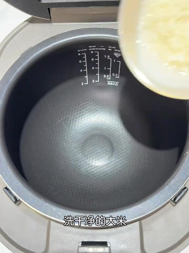 不开火电饭锅做出又香又浓稠的皮蛋瘦肉粥！好吃到只能说都去试～