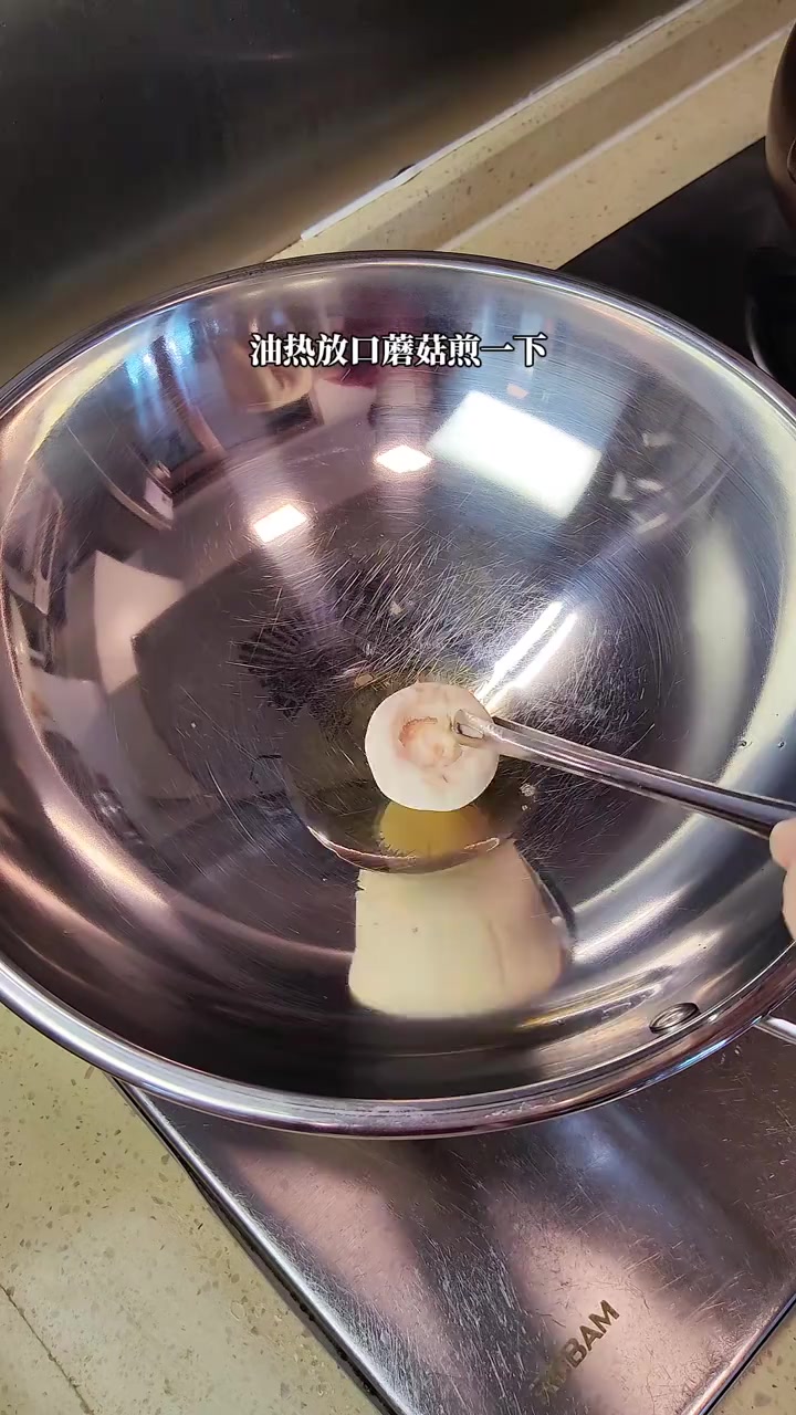 不用复杂调味，鲜掉魂的牛肉蘑菇汤，肉嫩汤浓，家常美味！
