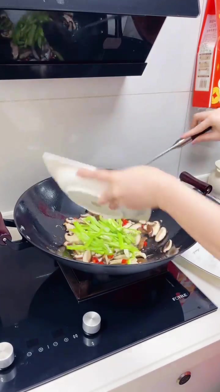 家常香菇青菜炒制与腊肠切配教学