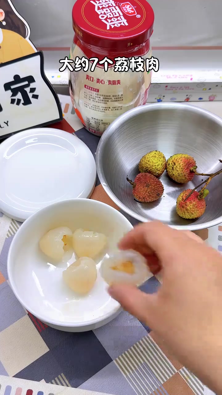 这个季节怎么能少得了这碗荔枝酒酿蒸蛋呢?