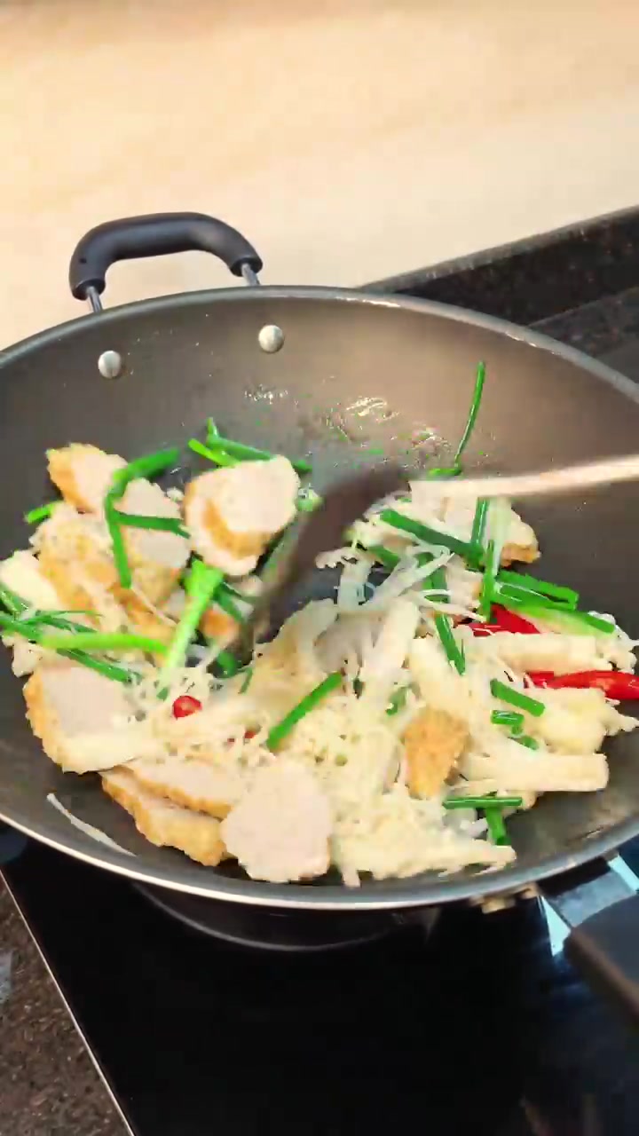 金针菇炒肉卷制作过程详细完整展示