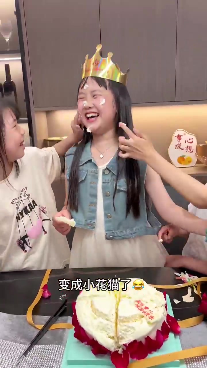 女孩生日派对温馨好友齐聚共庆生辰