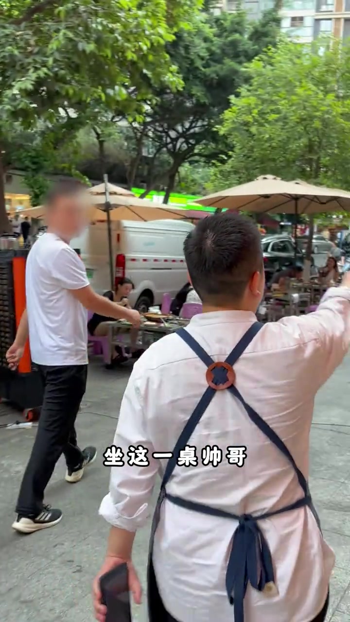 重庆90后女孩在成都卖云南臭豆腐火锅，真实记录一天