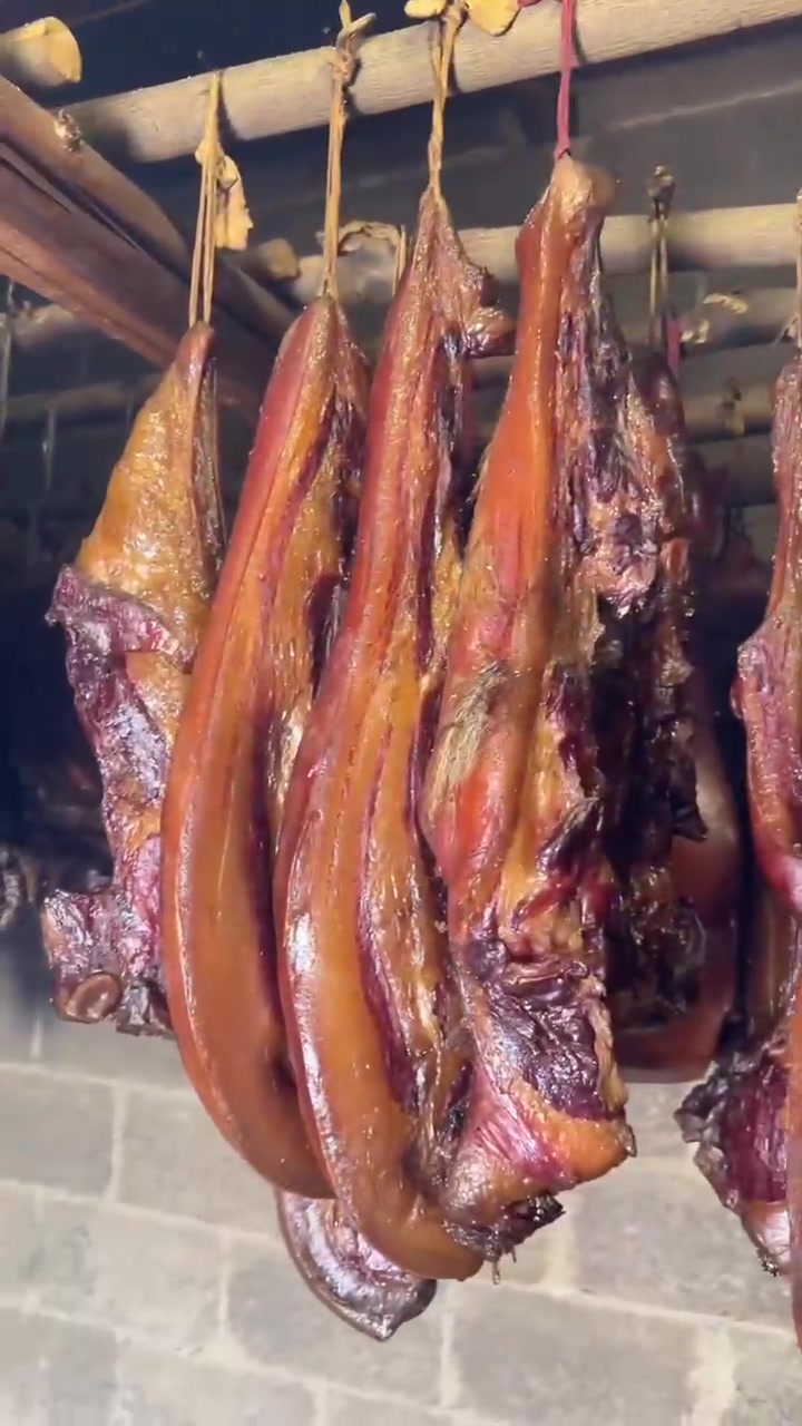 腊肉熏制烹饪全程展示农家特色美食