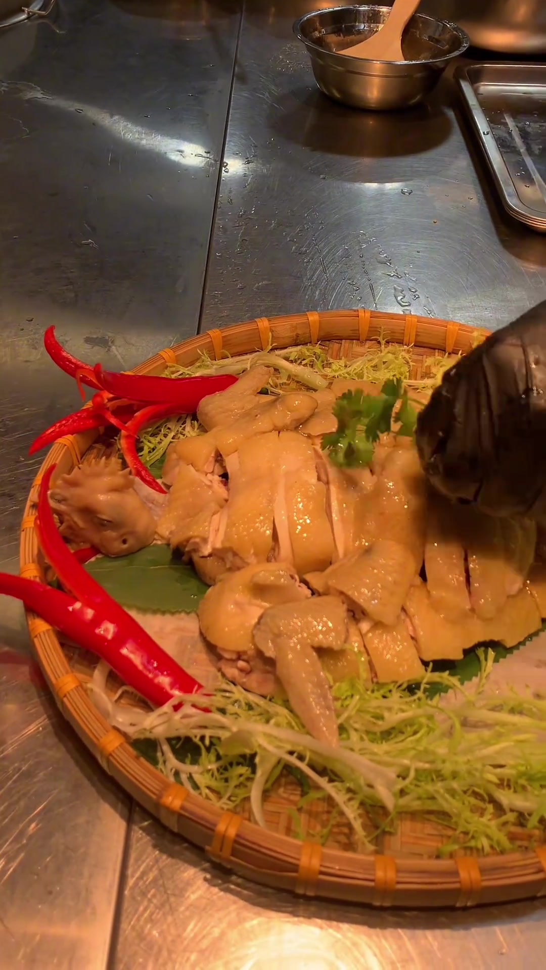 酒店白切鸡摆盘教程,烧腊师傅手把手教你砍,广州