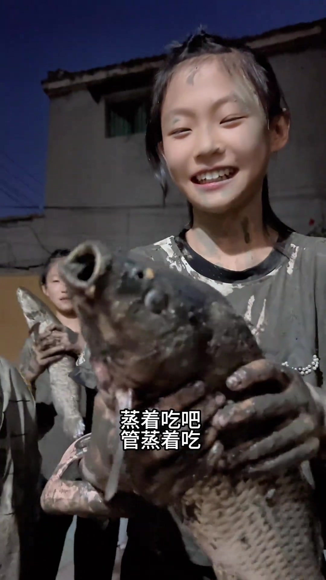 我的女孩出去玩，竟一人抱条鱼回来，又气又笑
