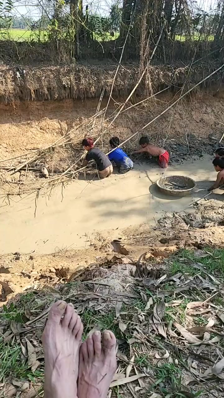 柬埔寨小孩抓鱼记，体验别样童年乐趣