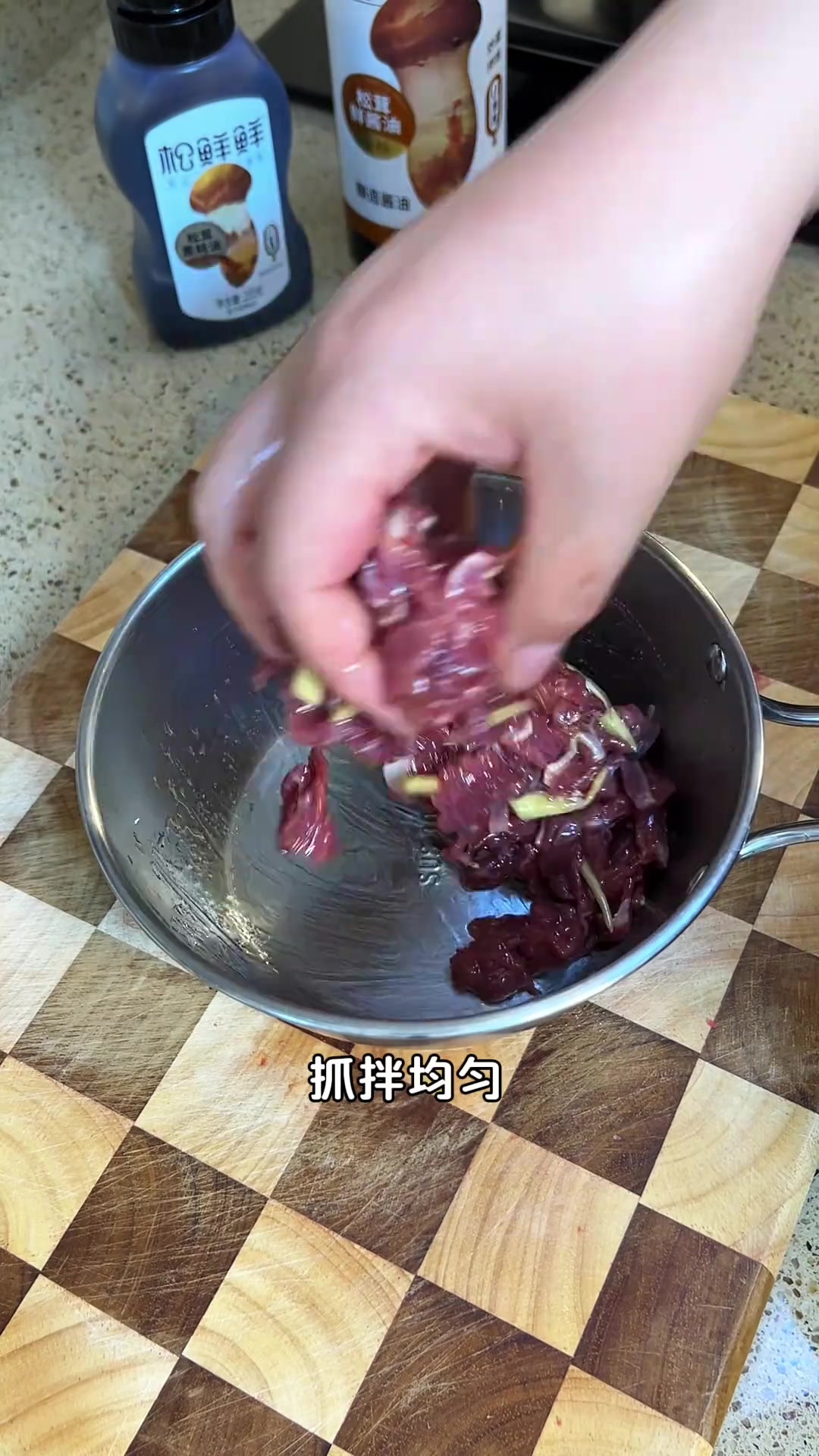 一人食牛肉煲仔饭，肉嫩锅巴香