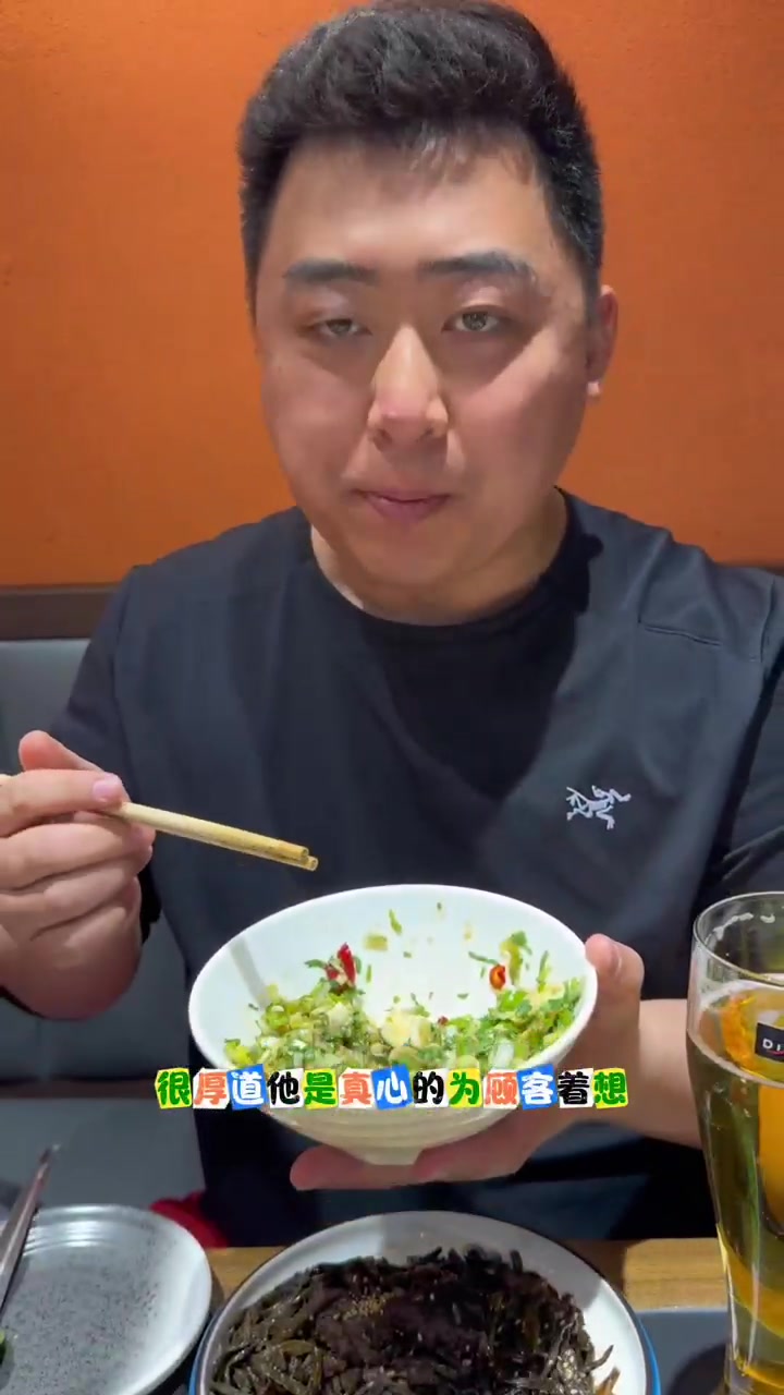 探店实拍烤肉店美味食材与用餐体验