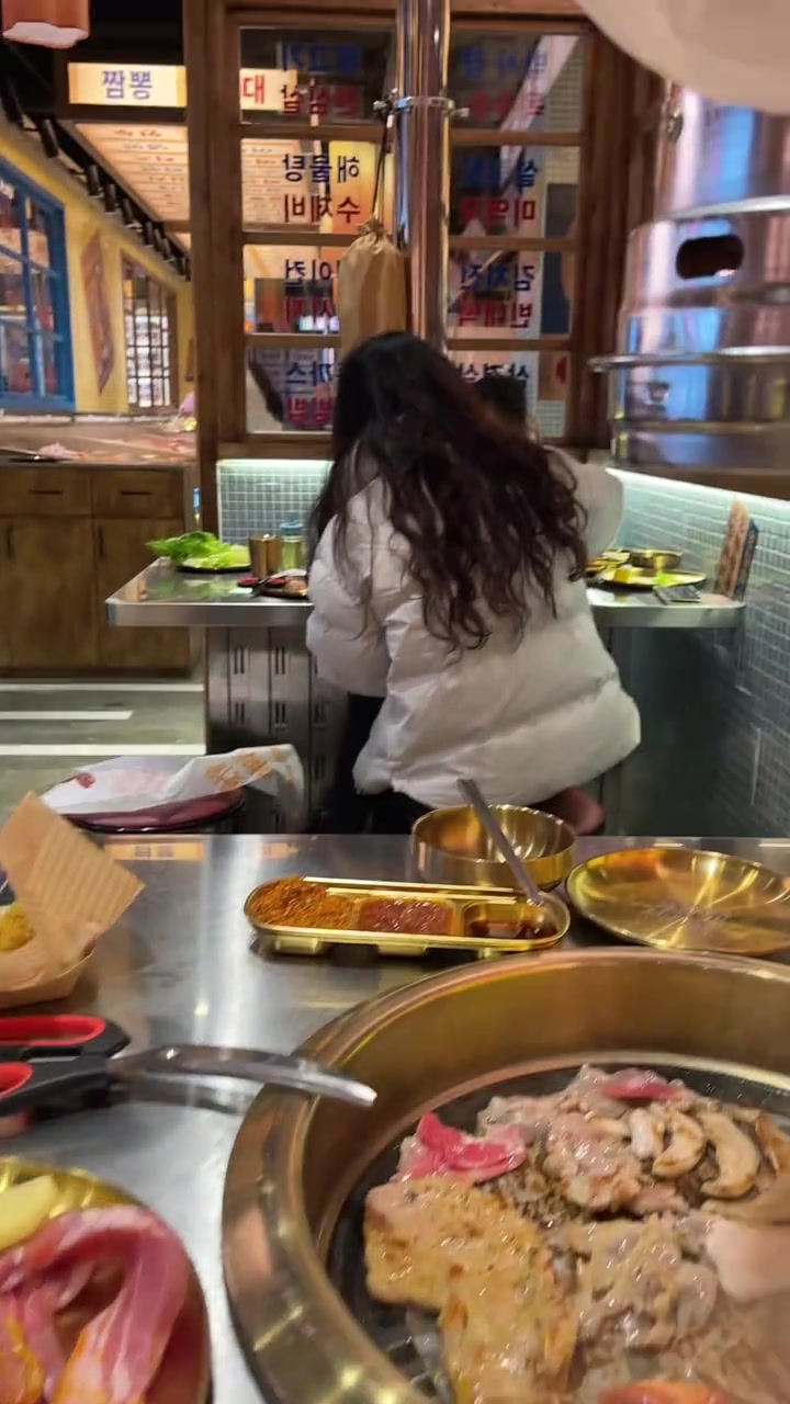 烤肉店内实拍各类食材烤制的全过程