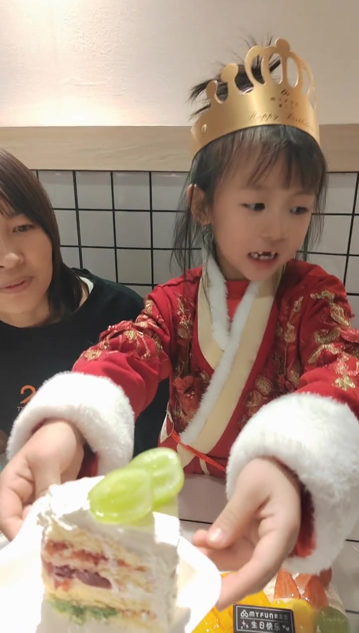 萌娃生日切蛋糕家人温馨互动瞬间