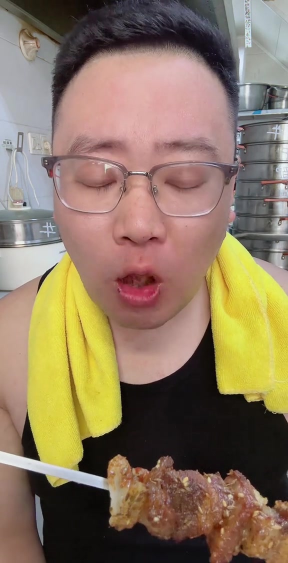 实拍烤肉串烤制与享用美食完整过程