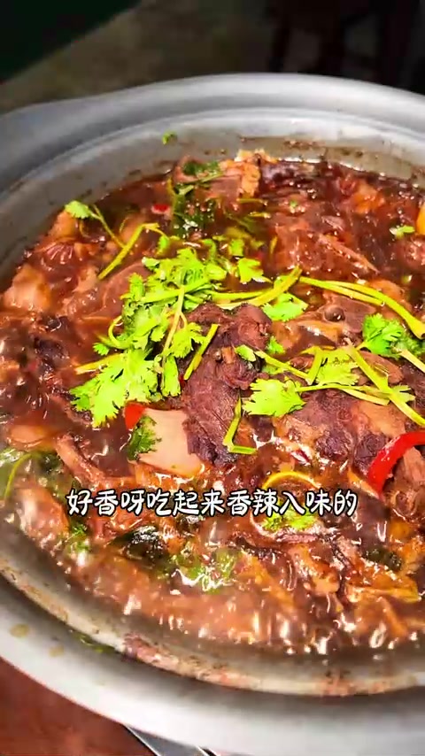 这里吃羊肉面羊肉锅子，不定时有上海滩演出
