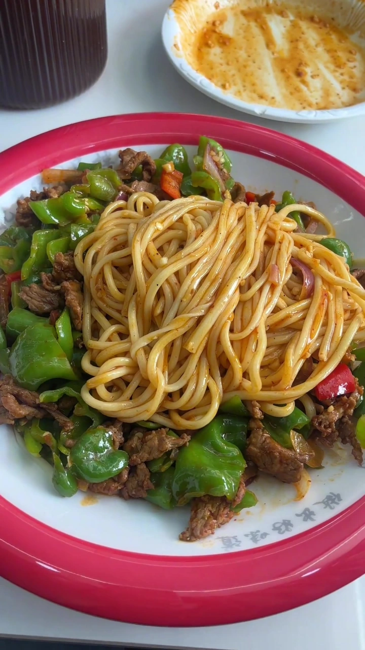 新疆是个好地方，感受地道过油肉拌面