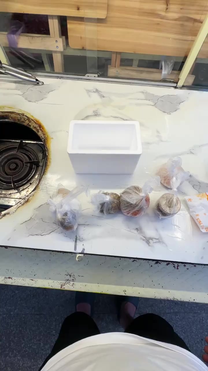 长沙臭豆腐试吃，经典汤汁与老式浇汁口味对比
