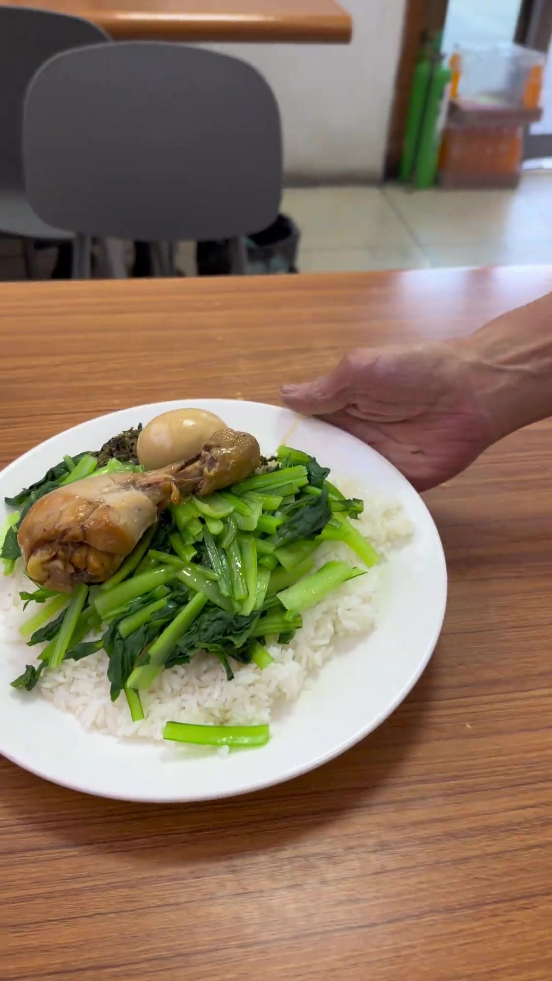 一人吃沙县鸡腿饭，没要豆干老板送好多青菜