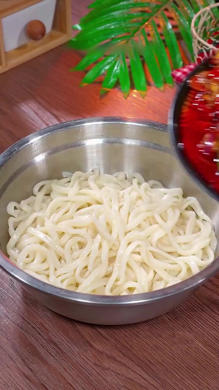 下班两分钟就能做一碗青椒鸡蛋火腿拌面,家人能吃两大碗