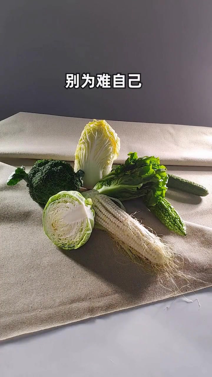 美术生画素描时，聊起大雨后蔬菜贵的事