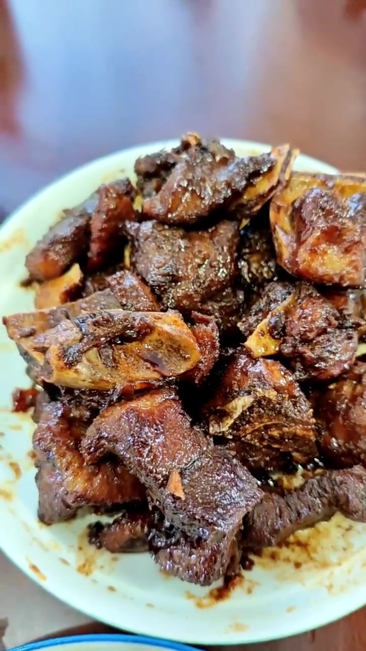老杨开饭啦，爆炒牛肉配糖醋排骨！