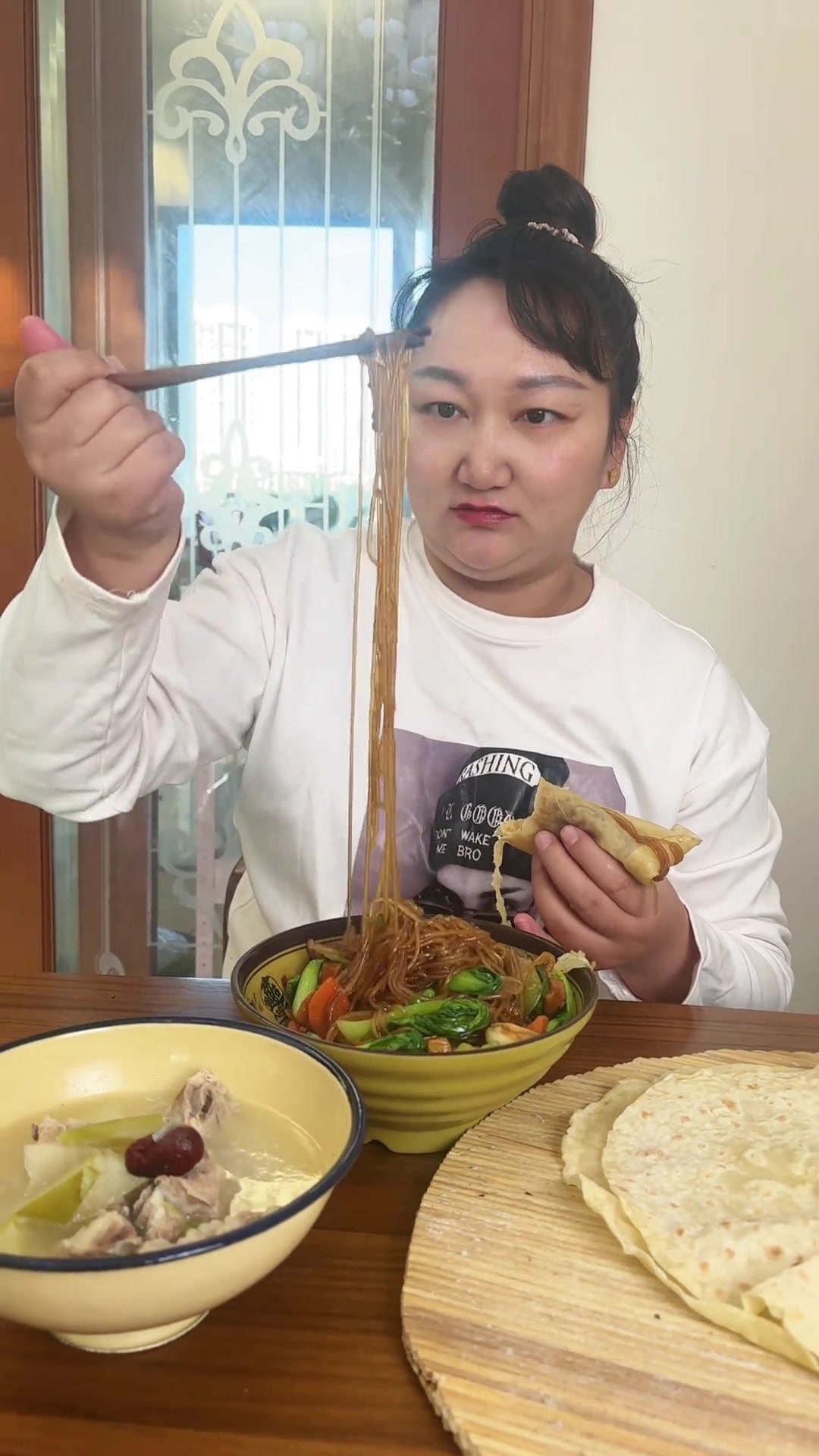 婆婆做的粉条菜卷烙馍，软香劲道