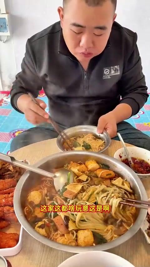 大锅米线，配鱼丸午餐肉，再搞小鸡排鸡腚尖，嘎嘎香