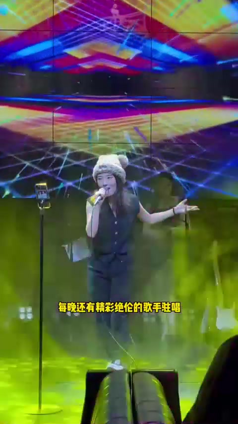 中街胡桃里边吃喝边听歌