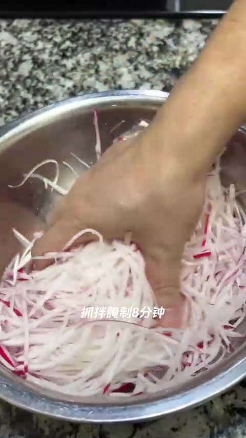 凉拌萝卜丝，川渝人餐桌上的开胃菜