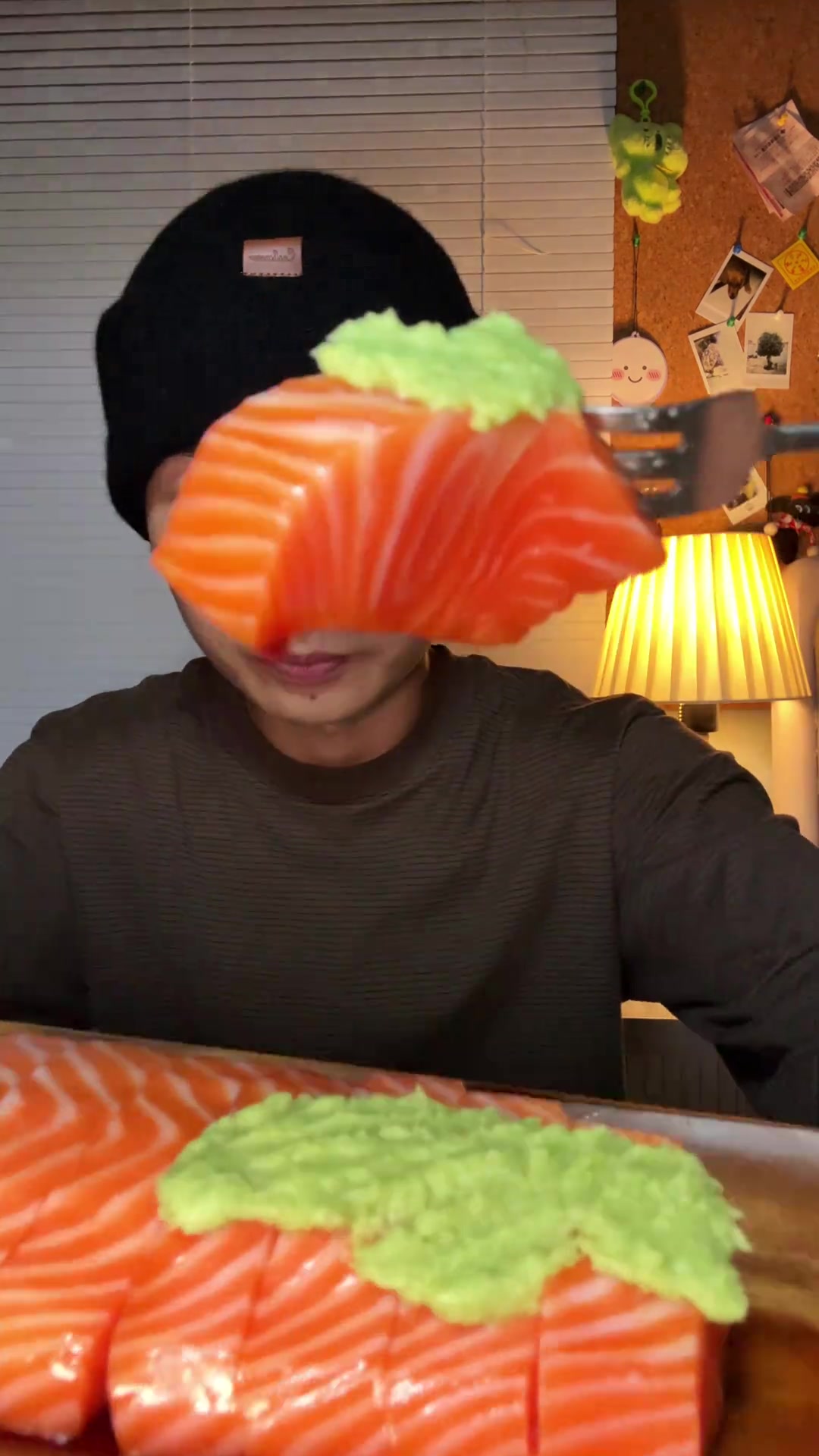 刷到即缘，来品三文鱼刺身吧！