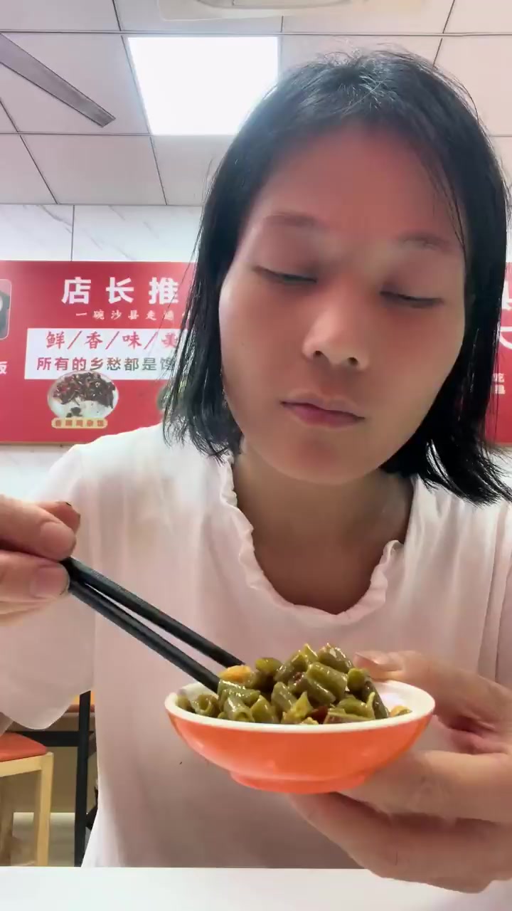 探店沙县小吃吃大肉面惬意食梨解腻