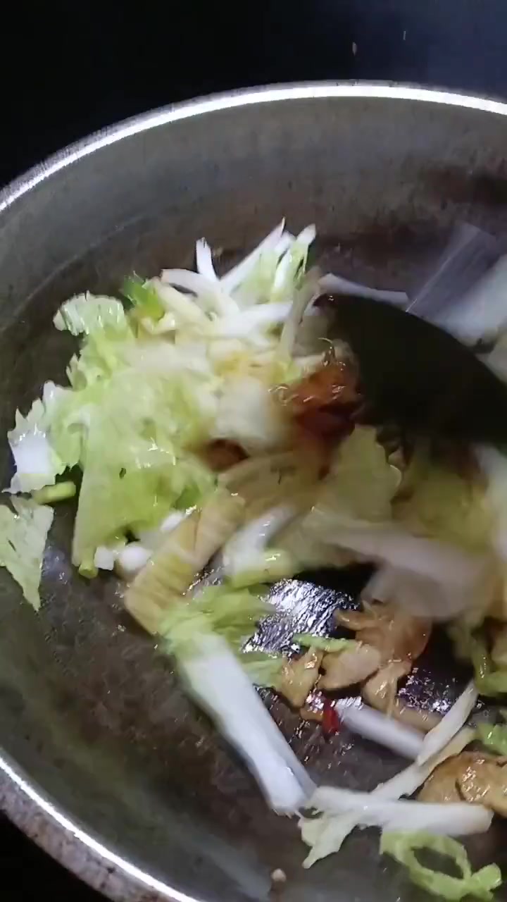 家常白菜炒肉制作过程详细步骤展示