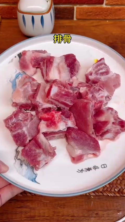 沙虫排骨汤：汤放盐调味鲜甜，沙虫最后放炖半小时，脆嫩好吃