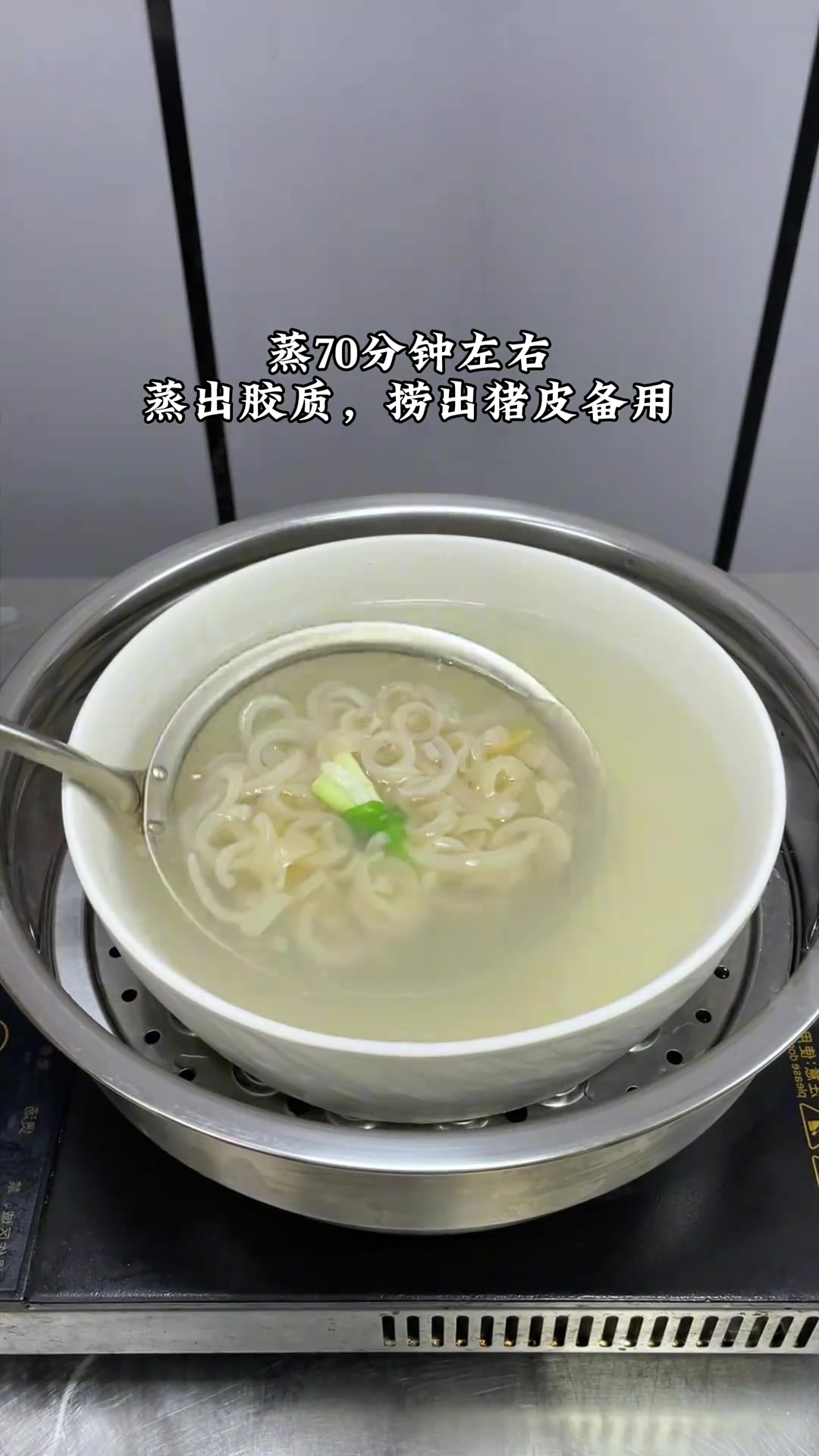 别再只会做猪皮冻了,搭配上虾仁与西兰花,一道好吃又好看的创意凉菜#水晶虾仁#创意美食#摆盘