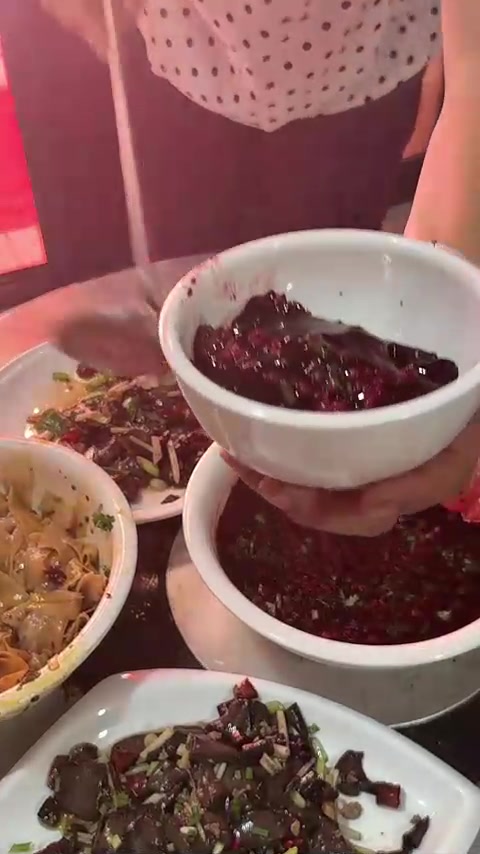 贵州少数民族过年杀年猪的特色菜—活血