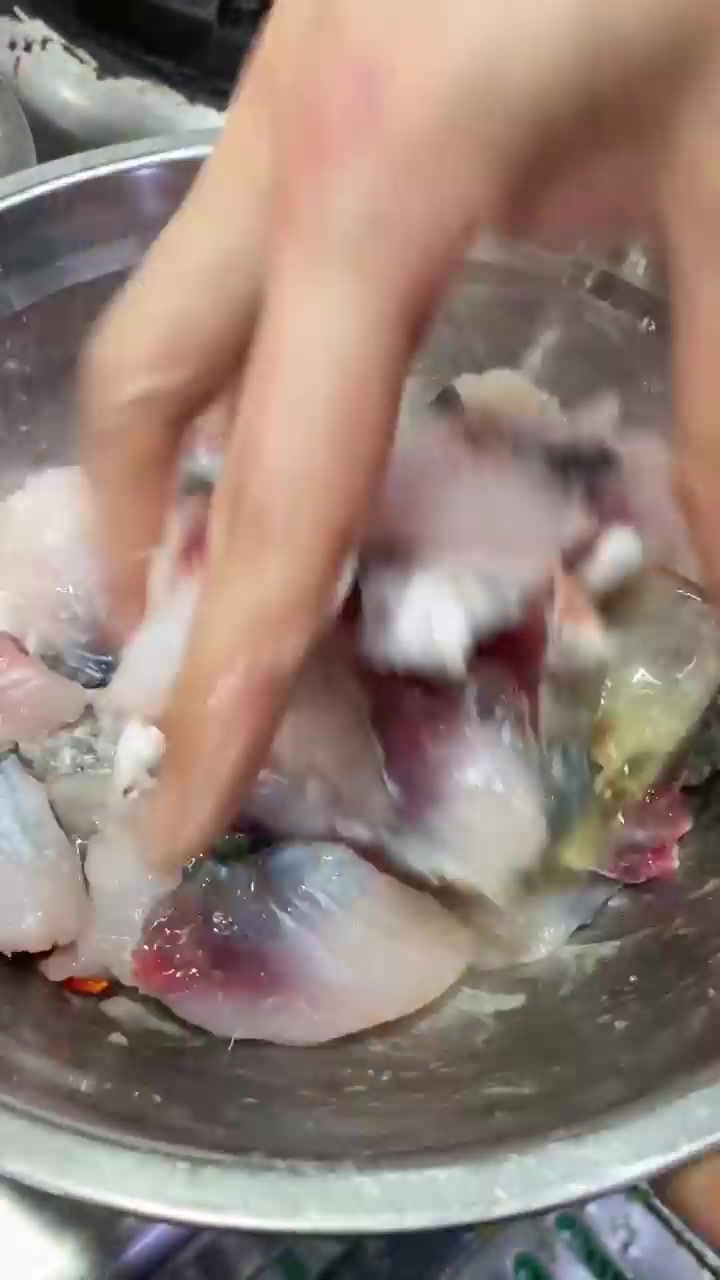 水煮活鱼制作教程详解烹饪全过程