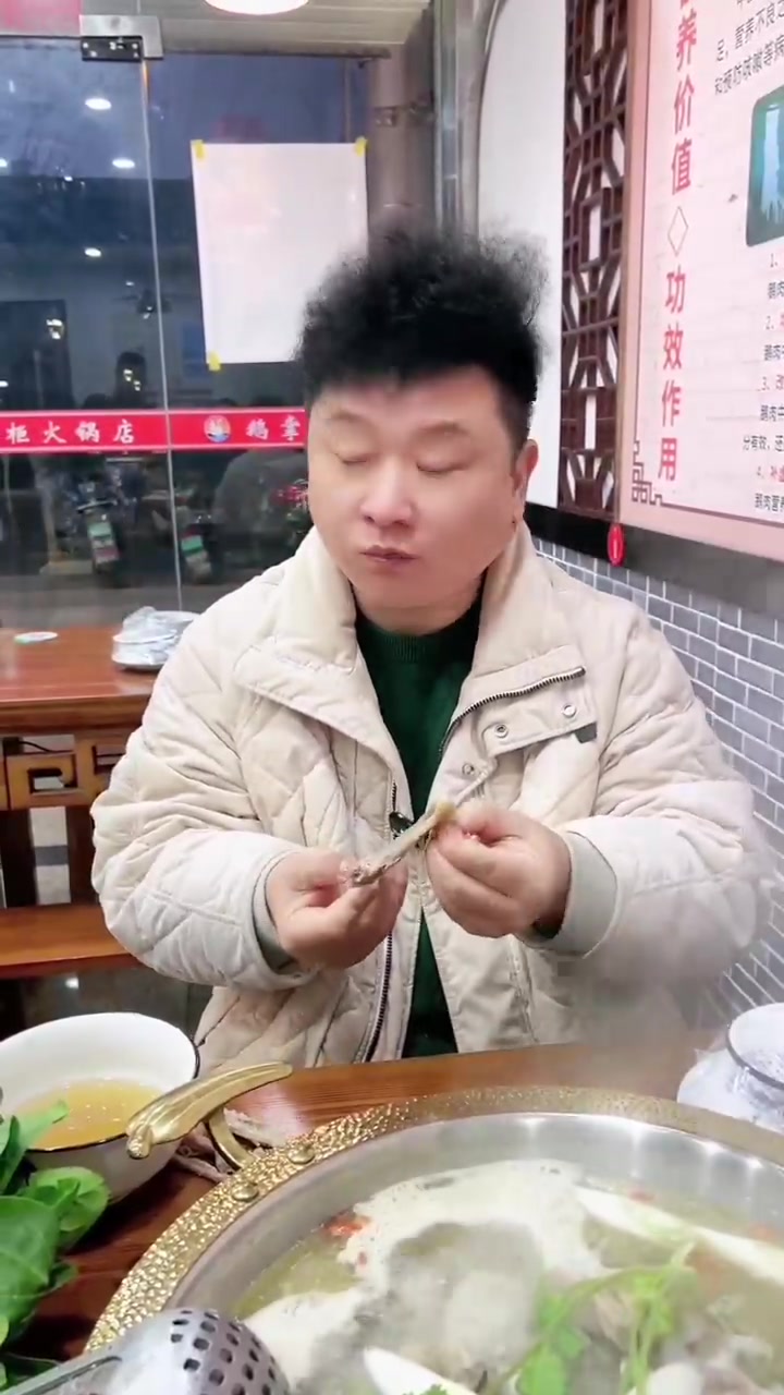 好友相聚品尝美味鹅肉火锅