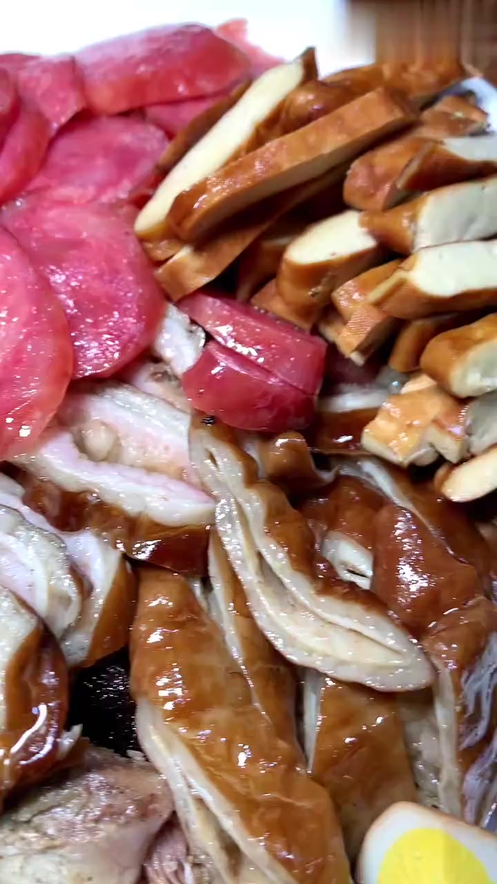 馋嘴伙计过生日，就爱咥猪大肠梆梆肉葫芦头