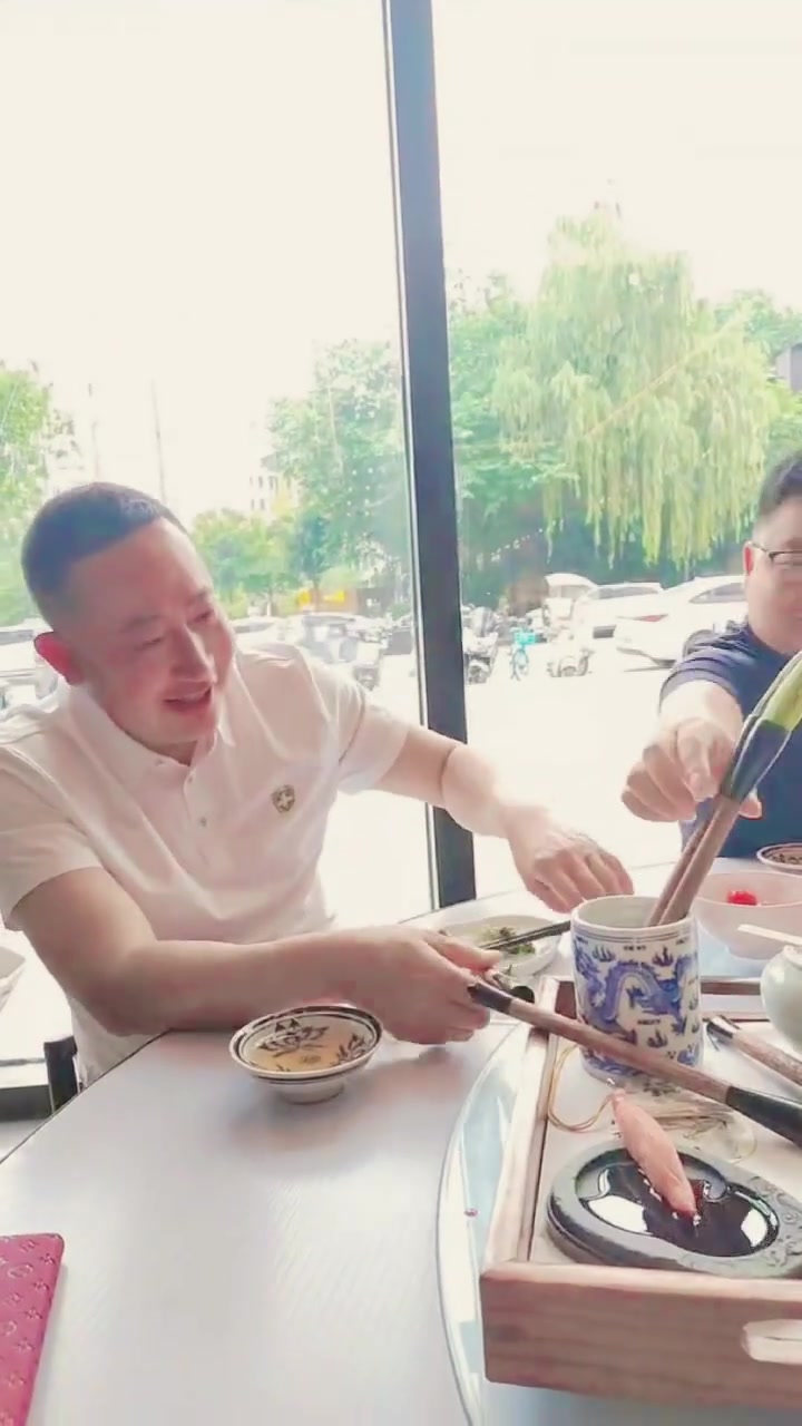 来西安品妃子笑毛笔酥，长安大排档